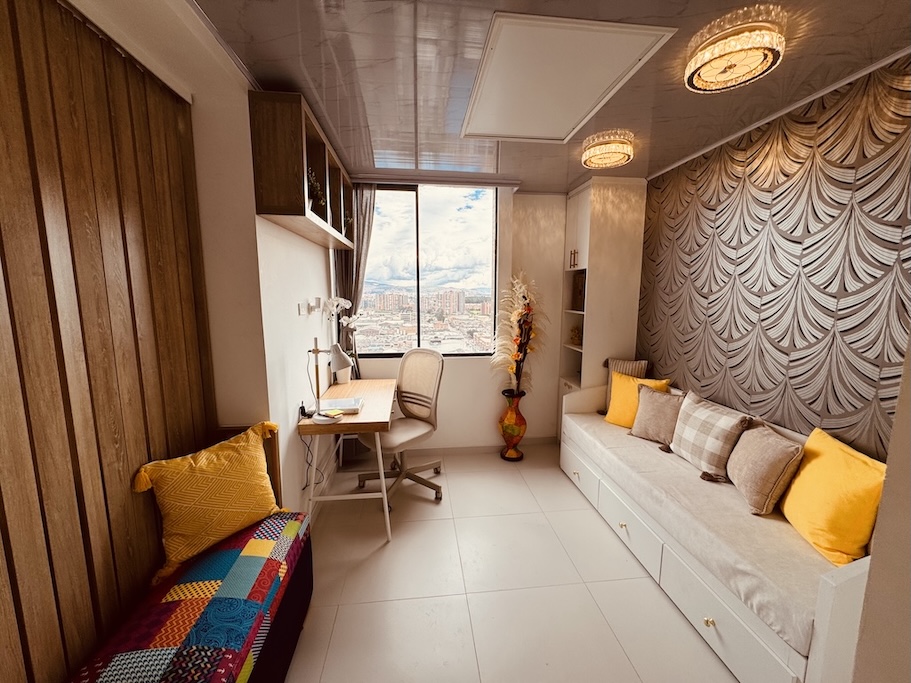 Baño moderno con hidromasaje y acabados de lujo
